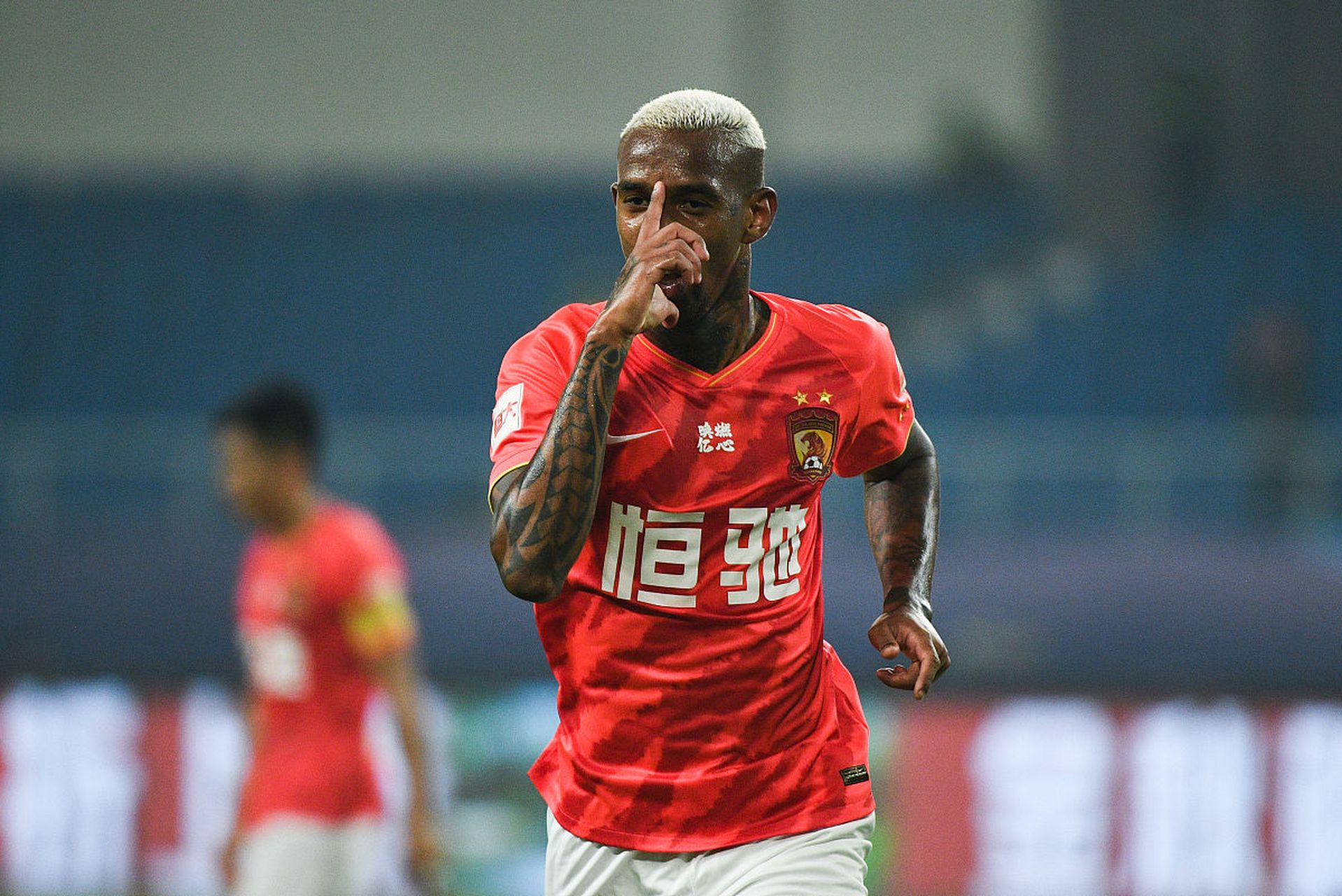 清晨亚冠传出新动向,广州队战术微调,管理层表态:态度坚定,身体对抗强度拉满 清晨亚冠传出新动向,广州队战术微调,管理层表态:态度坚定,身体对抗强度拉满